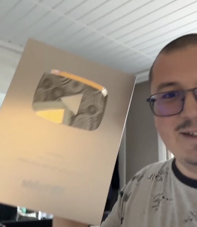 Серебряная кнопка YouTube за 100 000 подписчиков